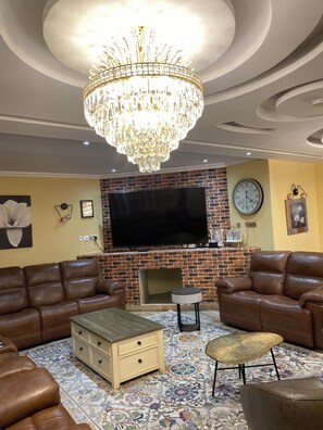 独特独立别墅, 6 间卧室, 山景 | 起居区 | 75-英寸智能电视（配备数码频道）、Netflix、Hulu