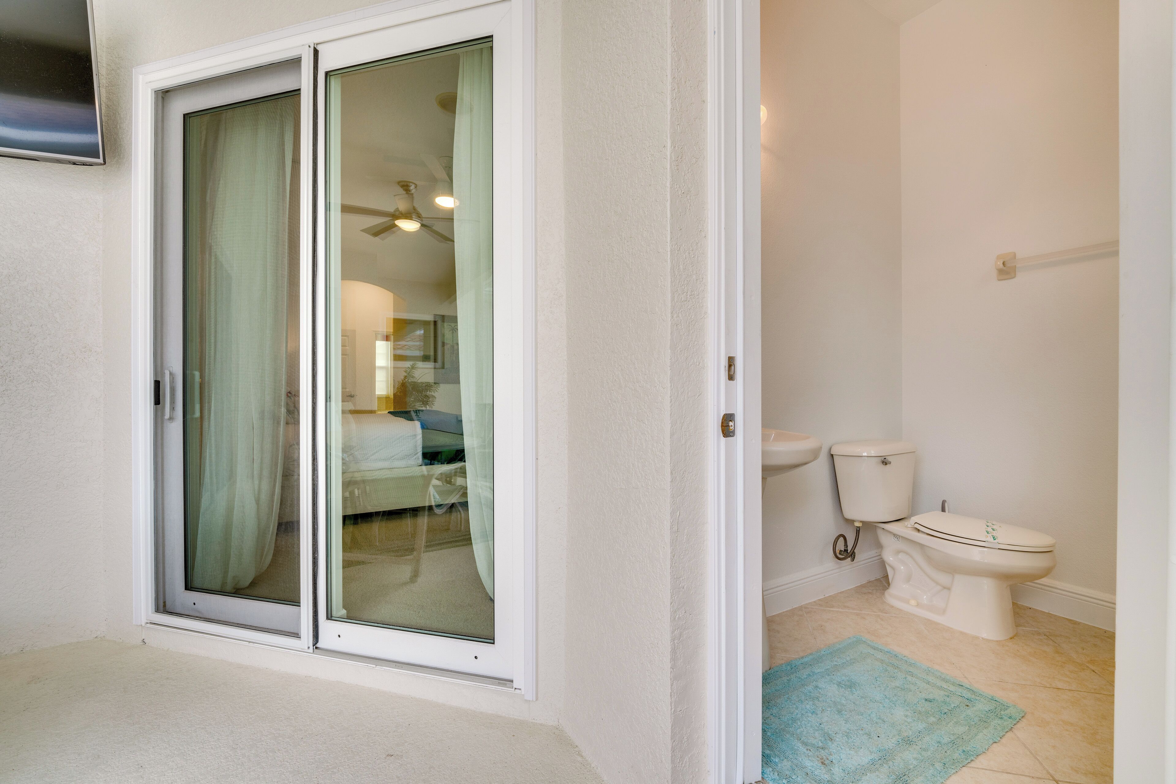 Une salle de bain comprenant des toilettes, un lavabo et un espace douche.