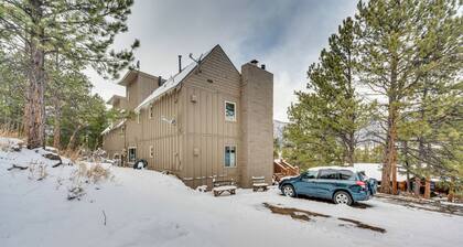 Cozy Estes Park Condo w/ Balcony + Fireplace!