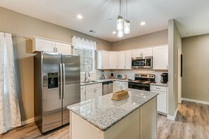 Casa (2 Bedrooms) | Cocina privada | Microondas, horno, parrilla de estufa y lavavajillas 