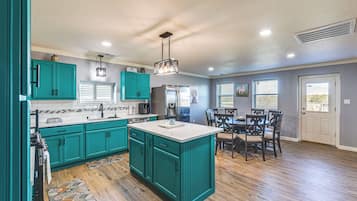 House (4 Bedrooms) | Interior