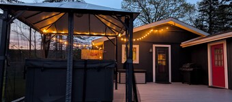Vintage 1960s Cardinal Cottage, w/ hot tub, fire pit, and 5 mins from the Lake
