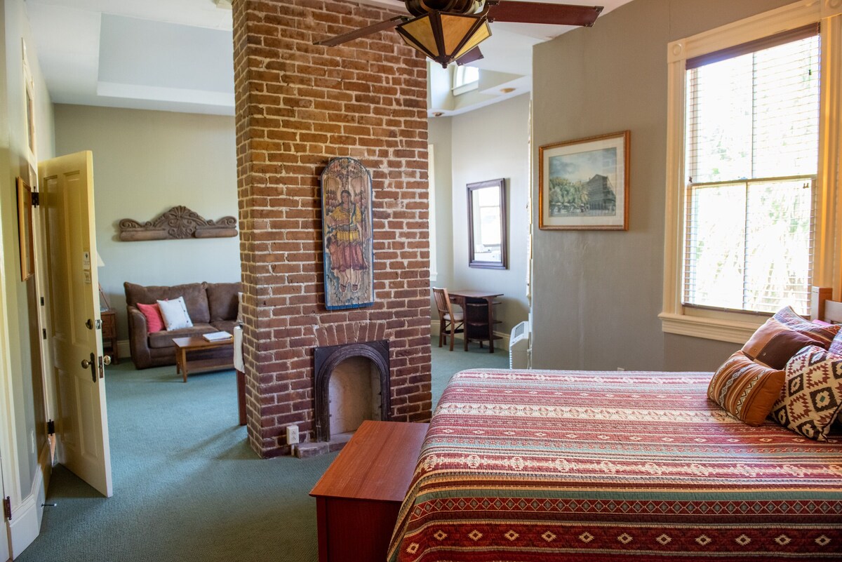 Spacious Mission Suite at The Lookout Inn in the colorful Bywater neighborhood!