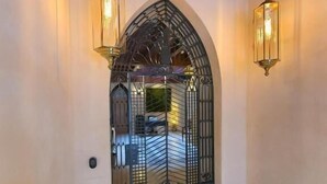 Unclassified image, 4 of 23, button - Boutique Puerta Real (Seville)