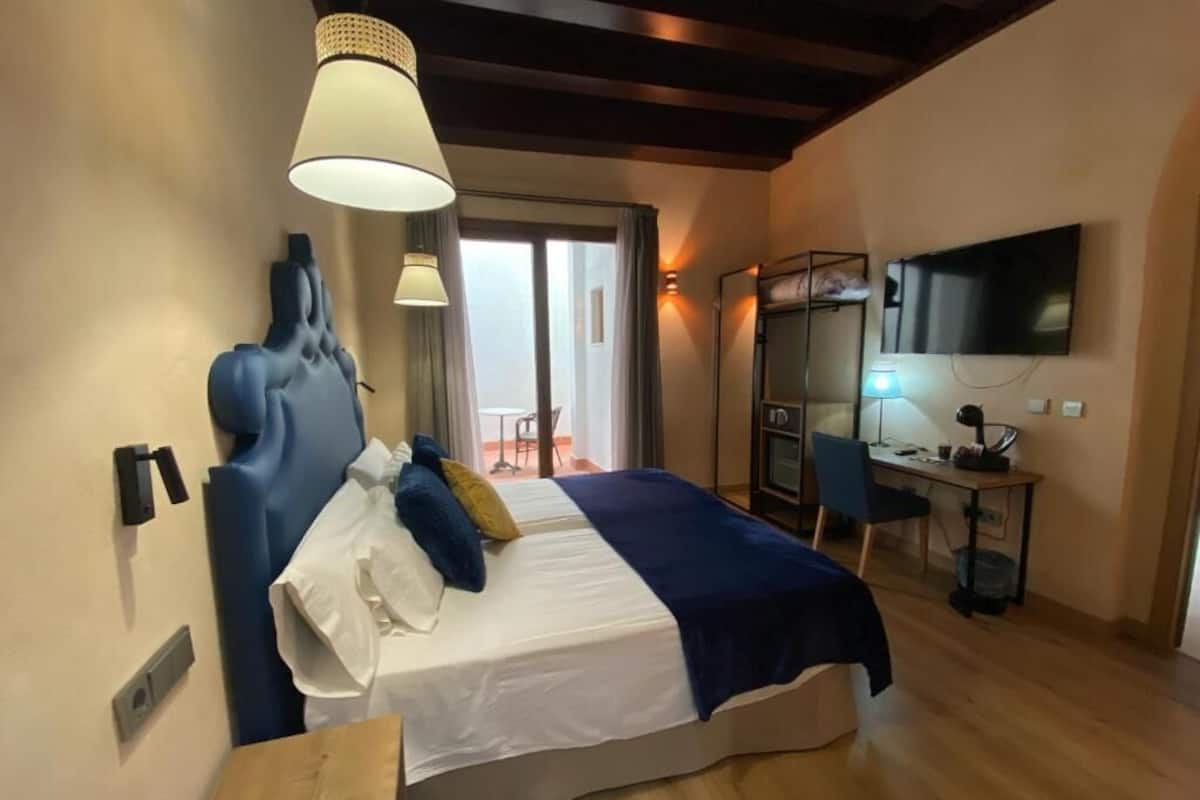 Panorama tweepersoonskamer, terras | Een kluis op de kamer, gratis wifi