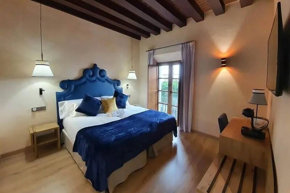 Deluxe Double Room | In-room safe, WiFi (free)