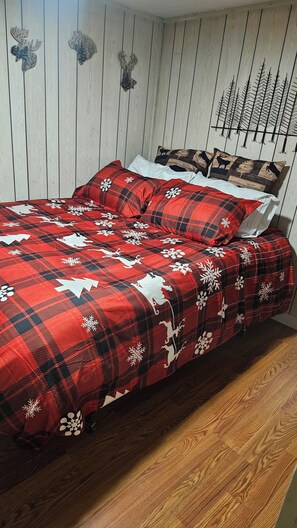 1 bedroom, WiFi, bed sheets - Hunter's Cabin #112 (Saint Maries)