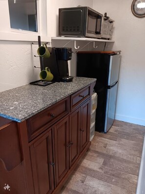 Fridge, microwave - Small Unit Downstairs (Saint Maries)