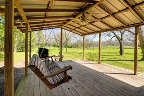 Cottage (2 Bedrooms) | Interior - Rusk Retreat w/ Fire Pit, Grill & Countryside View (Rusk)