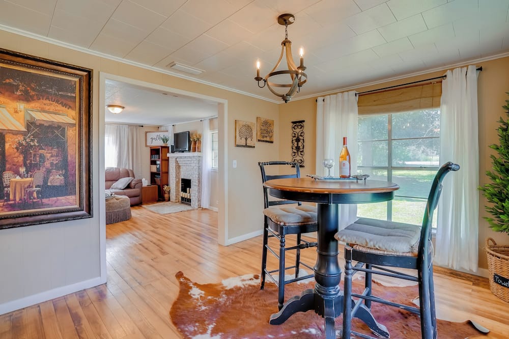 Rusk Retreat w/ Fire Pit, Grill & Countryside View - Cushing, TX