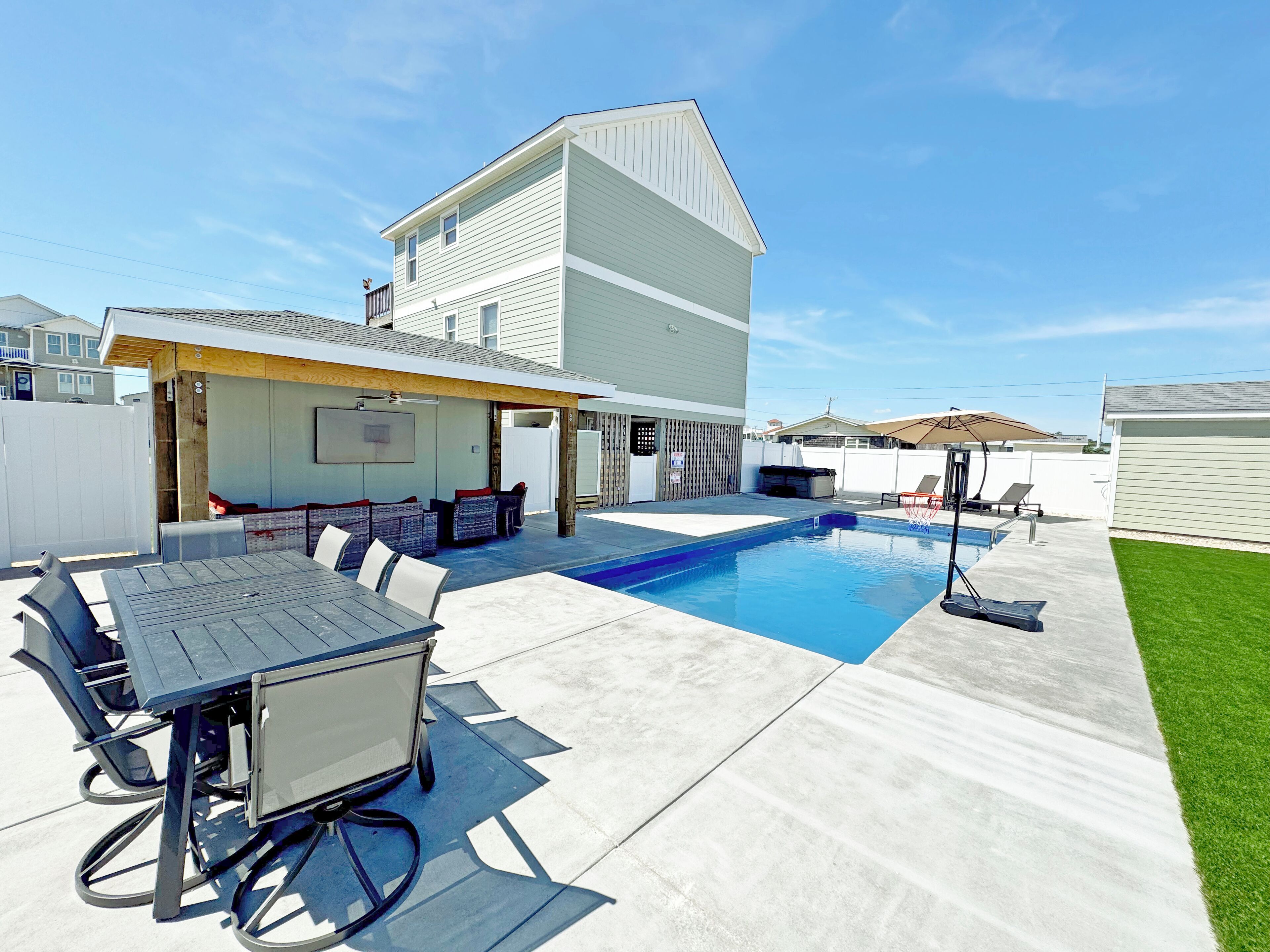KD300- Oceanside - 4 BRs, 3 BAs, Saturday Check In, Private Pool!