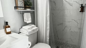 Håndklær, såpe og toalettpapir