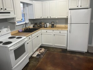 Microondas, horno, parrilla de estufa y cafetera y tetera 