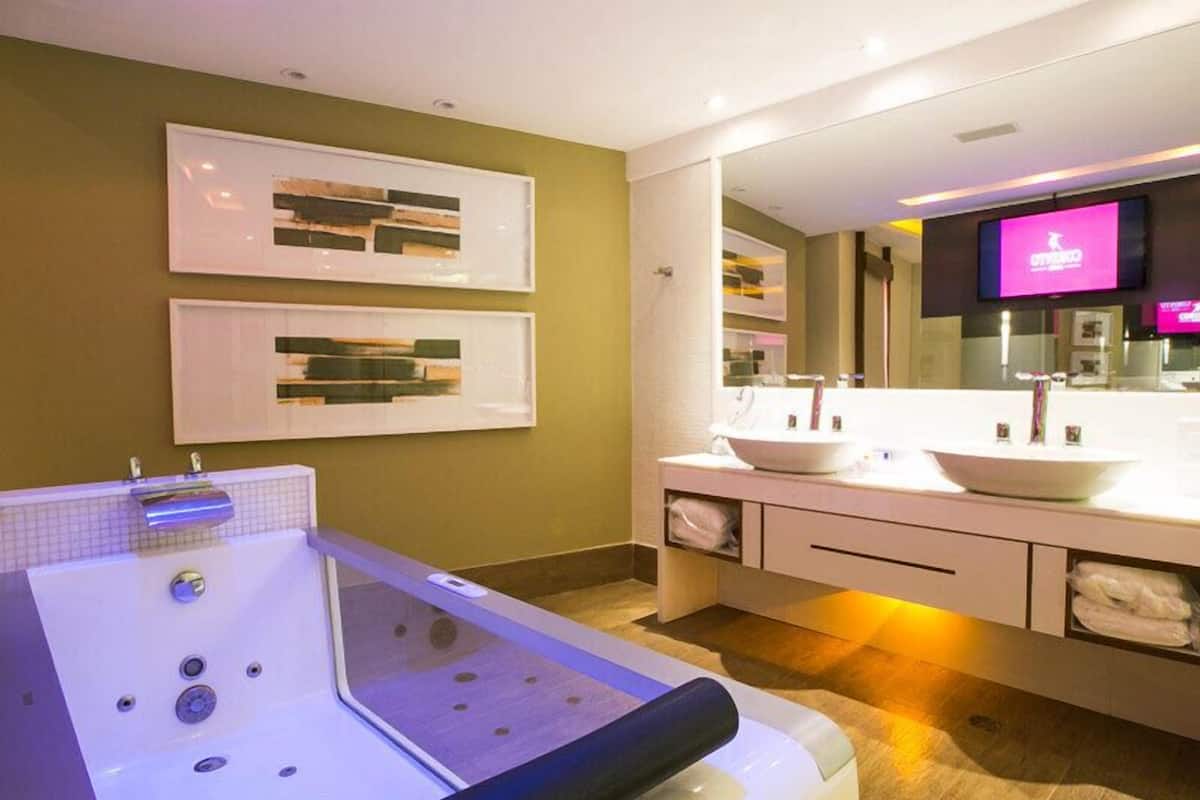 Comfort tweepersoonskamer | Badkamer | Een aparte badkuip en douche, handdoeken