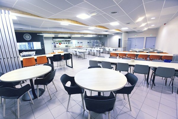 Daily continental breakfast (EUR 6 per person)