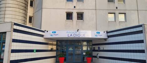 Un edificio con un cartel que dice "LA DIGUE" y "Auberge de Jeunesse".