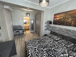 Camera Classic Stone Room | Hypo-allergenic bedding, desk, laptop workspace, free WiFi - Our Guest House (Fiumicino)