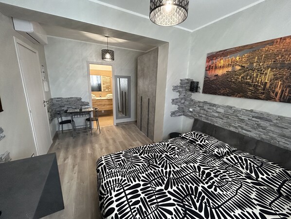 Camera Classic Stone Room