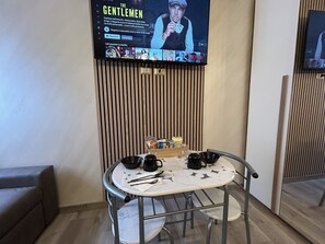 Camera Classic Wood Room | Hypo-allergenic bedding, desk, laptop workspace, free WiFi - Our Guest House (Fiumicino)
