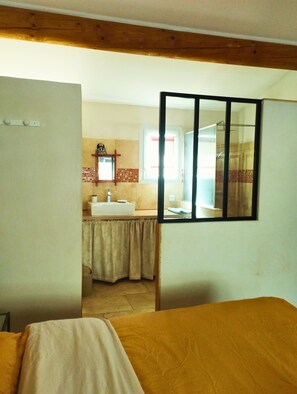 1 quarto, Wi-Fi de cortesia, roupa de cama