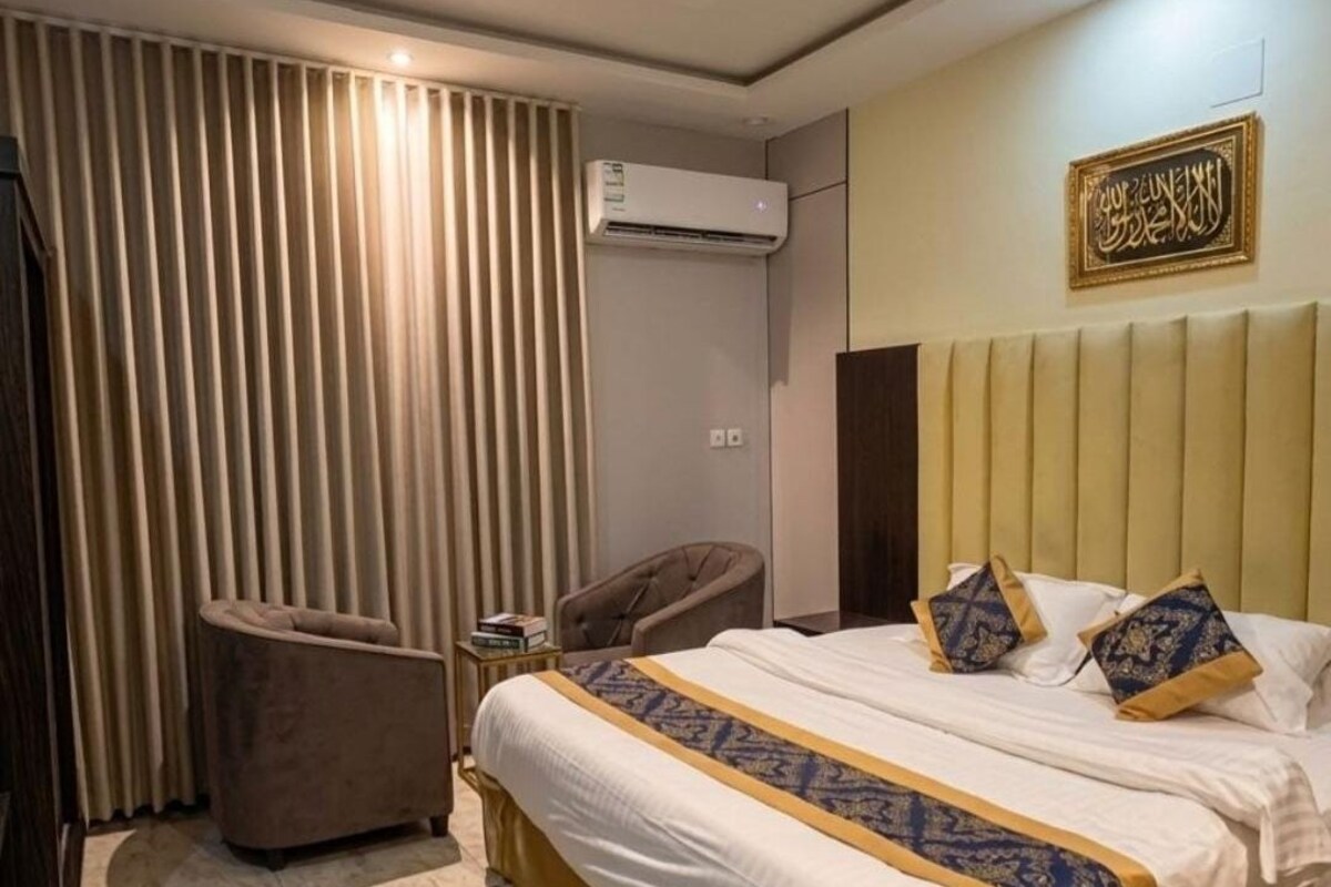 Egyptian cotton sheets, premium bedding, pillowtop beds, minibar