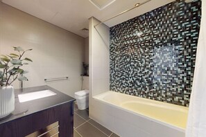 Een haardroger, handdoeken