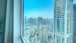 Un edificio alto con vista a un paisaje urbano a través de una ventana.
