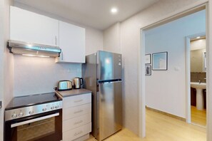冷蔵庫、電子レンジ、オーブン、コンロ