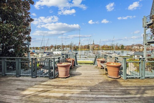 Waterfront 2-Bedroom Condo on Spa Creek