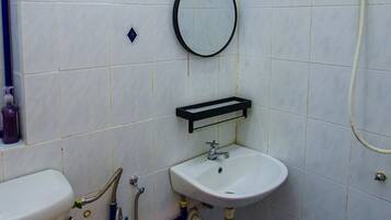 Secadora de cabello, bidet, toallas, jabón