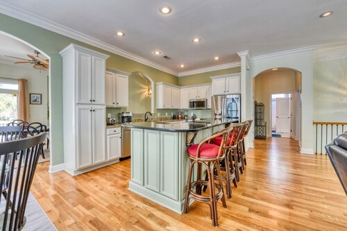 Dog Friendly! 4 bedroom, 4 bath house w/private pool near the MarshWalk