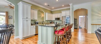 Dog Friendly! 4 bedroom, 4 bath house w/private pool near the MarshWalk