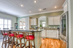 Kjøleskap, mikrobølgeovn, ovn og kokeplater