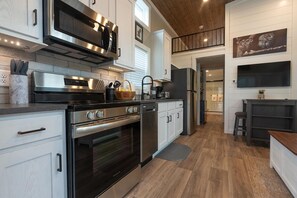 Réfrigérateur, four à micro-ondes, un four, lave-vaisselle