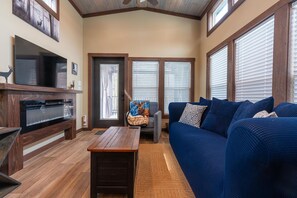 Smart TV, fireplace - Deer's Den River Tiny Luxury Living with River Views (Bryson City)