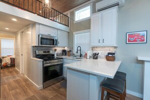 Fridge, microwave, oven, stovetop - Train River Depo at Rivers Rest- Bryson City NC (Bryson City)