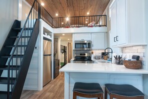 Fridge, microwave, oven, stovetop - Train River Depo at Rivers Rest- Bryson City NC (Bryson City)