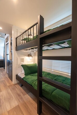 1 bedroom, internet, bed sheets - Train River Depo at Rivers Rest- Bryson City NC (Bryson City)