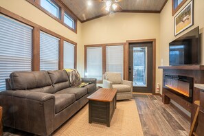 Living area - Elk River at Rivers Rest- Bryson City NC (Bryson City)