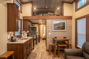 Een koelkast, een microgolfoven, een oven, een kookplaat