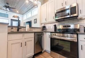 Réfrigérateur, four à micro-ondes, un four, surface de cuisson