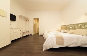 Desk, laptop workspace, free cots/infant beds, free WiFi - Hostería La milla Rural (Serradilla del Arroyo)