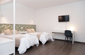 Kamar Quadruple | Meja kerja, ruang kerja ramah laptop, dan tempat tidur bayi gratis