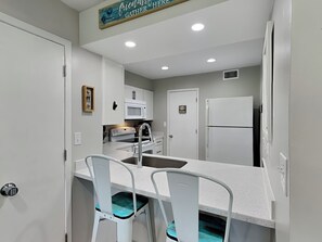 Kjøleskap, mikrobølgeovn, ovn og kokeplater