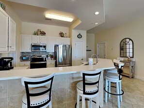 冷蔵庫、電子レンジ、オーブン、コンロ