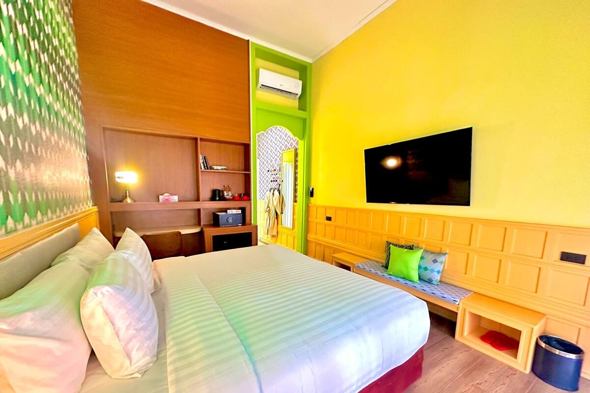 Habitación clásica doble, terraza | Minibar, caja fuerte, escritorio y espacio para trabajar con un portátil