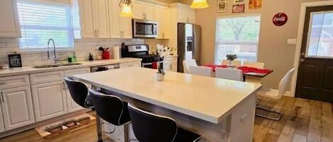 Refrigerador, microondas, parrilla de estufa y lavavajillas