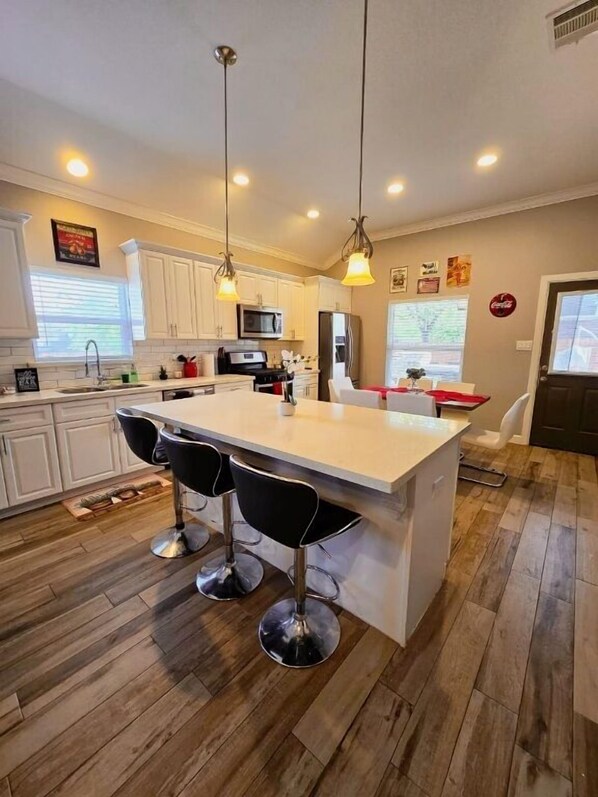 Kühlschrank, Mikrowelle, Herdplatte, Geschirrspüler