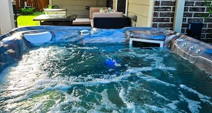 Backyard Getaway! Near IAH Airport! Hot Tub!