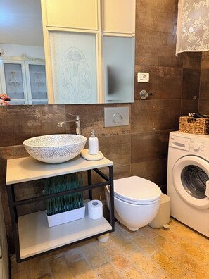 Studio | Bathroom